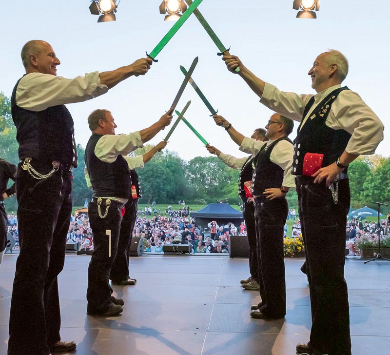Auch heute noch sind Schwerttänze auf der Bühne ein besonderer Höhepunkt. Hier beim Deutschen Trachtenfest 2019 in Lübben