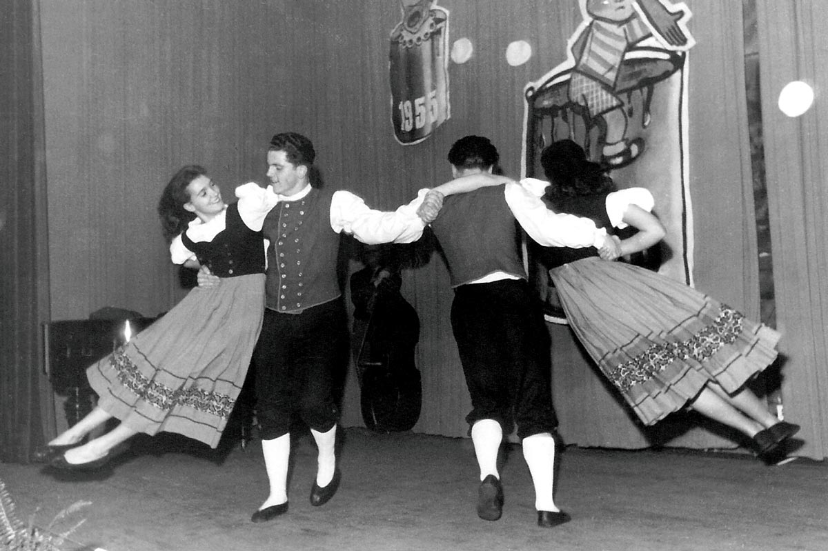 Die Tanzgruppe der Deutschen Notenbank bei einem Auftritt im Jahr 1958 mit dem Krüz König