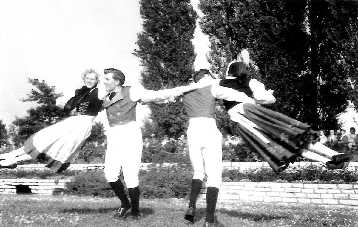 Tanzdarbietung im Jahr 1958 in neuer märkischer Tracht, anlässlich der U-Bahneinweihung in Berlin-Tegel