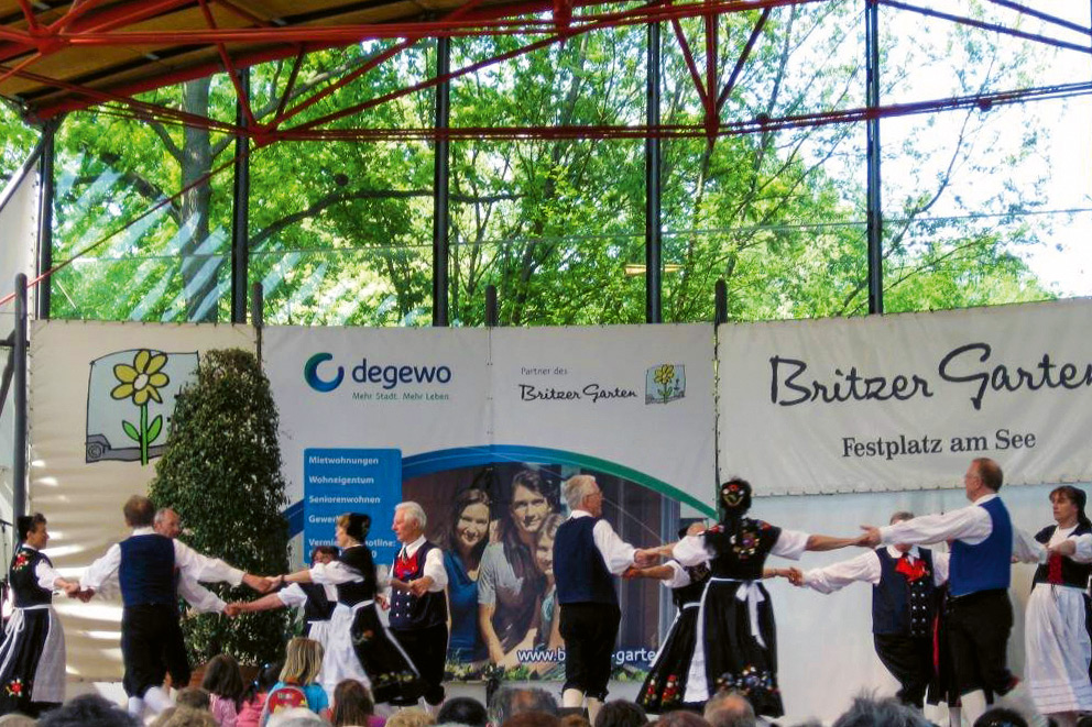 Die Reinickendorfer Volkstänzer bei einem ihrer zahlreichen Auftritte, hier im Britzer Garten beim Tanz in den Mai