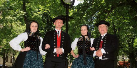 Bei den Ungarndeutschen werden Bräuche und Tänze aus der alten Heimat gepflegt, wie hier ein deutscher Tanz aus dem Schwarzwald. Helmut Heil ist im Bild rechts zu sehen