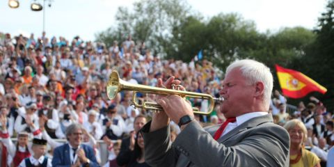 2019 überraschte der Bürgermeister von Klaipe˙da, Vytautas Grubliauskas, ein ehemaliger Jazzmusiker, die etwa 6.000 Menschen bei der Abschlussveranstaltung der Europeade 2019 in Frankenberg (Hessen) mit seiner Version des Louis-Armstrong-Klassikers „What a wonderful world“ – inklusive Trompetensolo. 