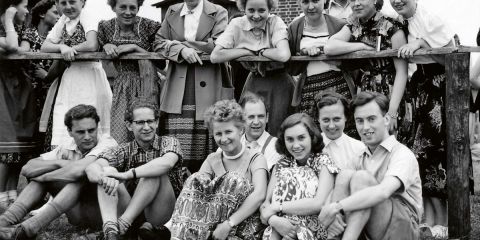 Eines der ersten Gruppenfotos des Volkstanzkreises Winsen aus dem Jahr 1954.