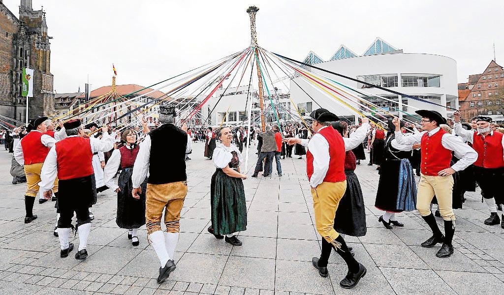 Weltrekord beim Schwäbischen Alpverein im Jahr 2013 mit 388 Bändertänzerinnen und Bändertänzern